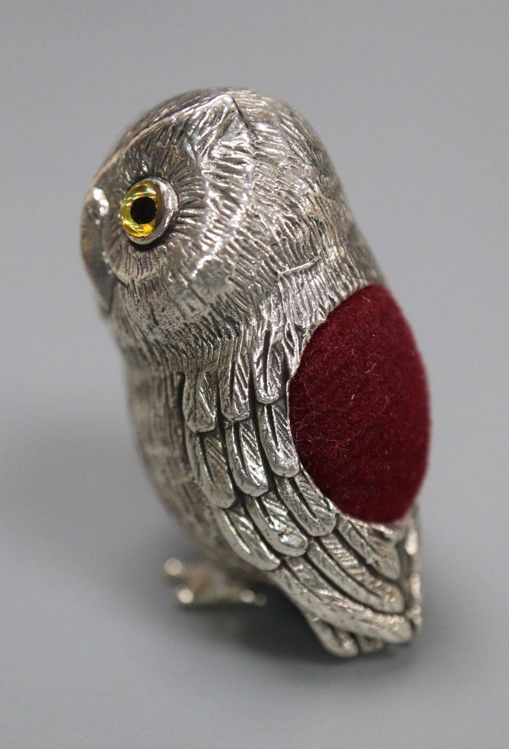 A modern sterling mounted novelty pin cushion, modelled as an owl, 35mm.